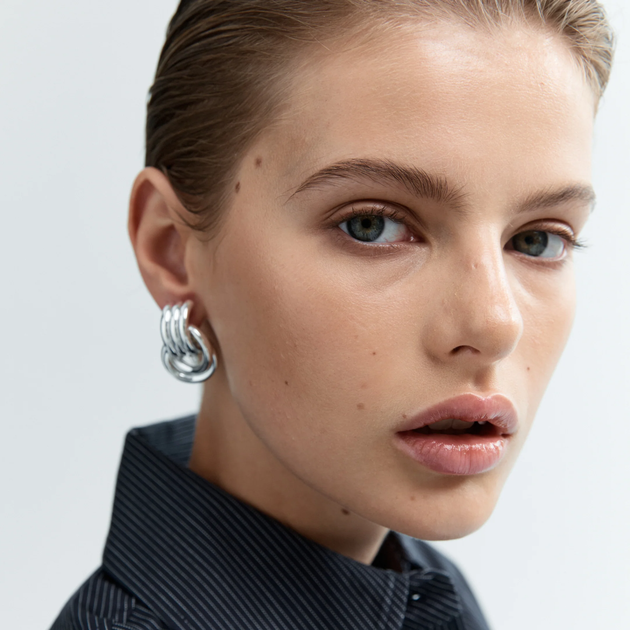 MINI KNOT EARRINGS - Image 6